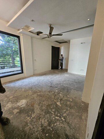 Room in 5 BHK Independent House at Sushant Lok I – for Rent