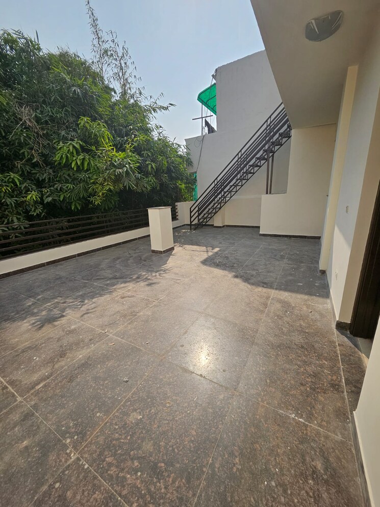 Balcony, sushant lok i 5 Bedroom 300 Sq.Yd. Independent House In Sushant Lok I Gurgaon 9461992