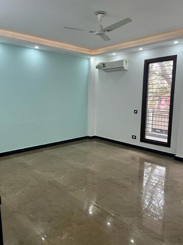 Room in 3.5 BHK Builder Floor at Sector 43 – for Rent