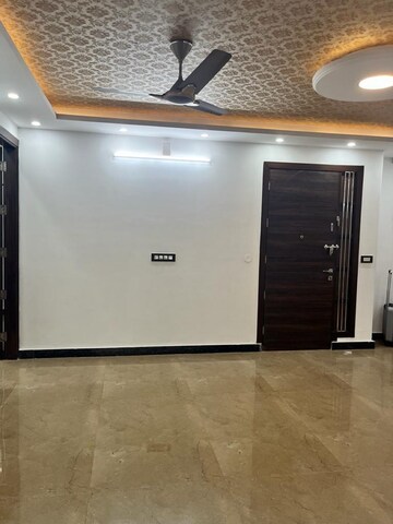 Room in 3.5 BHK Builder Floor at Sector 43 – for Rent