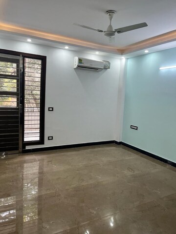 Room in 3.5 BHK Builder Floor at Sector 43 – for Rent