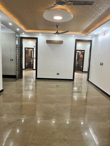 Room in 3.5 BHK Builder Floor at Sector 43 – for Rent