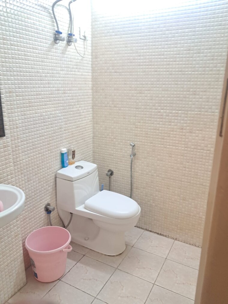 Bathroom, sector 27 3 Bedroom 263 Sq.Yd. Builder Floor In Sector 27 Gurgaon 9462121