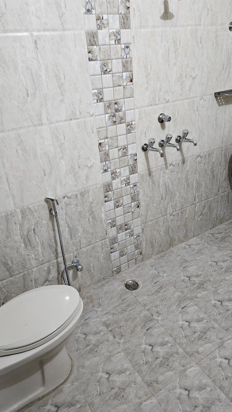 Bathroom, ravindra-garden 1 Bedroom 500 Sq.Ft. Villa In Aliganj Lucknow 9462134