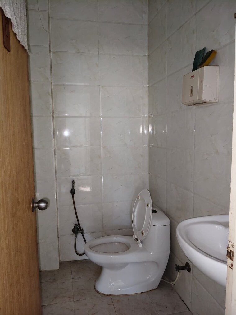 Bathroom, sector 63 Commercial Office Space 1440 Sq.Ft. In Sector 63 Noida 9462133