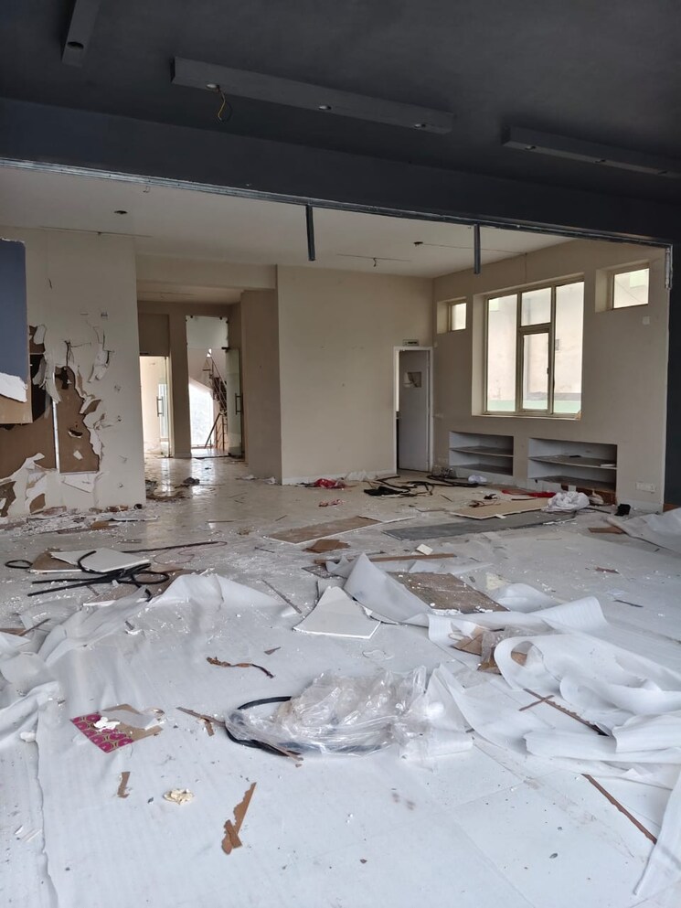 Room, sector 63 Commercial Warehouse 1600 Sq.Ft. In Sector 63 Noida 9462170