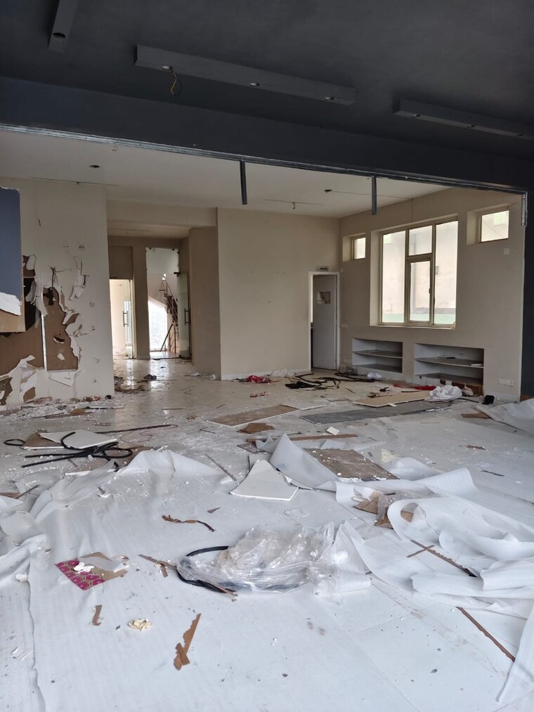 Room, sector 63 Commercial Warehouse 1600 Sq.Ft. In Sector 63 Noida 9462170