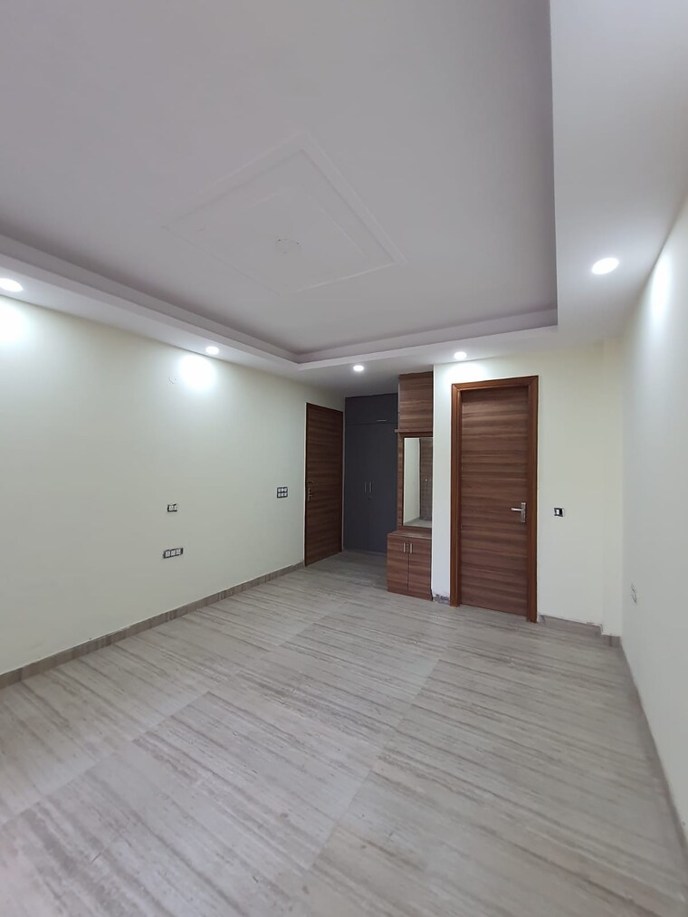Room, sector 27 3 Bedroom 263 Sq.Yd. Builder Floor In Sector 27 Gurgaon 9462175