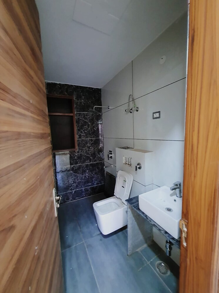 Bathroom, sector 27 3 Bedroom 263 Sq.Yd. Builder Floor In Sector 27 Gurgaon 9462175