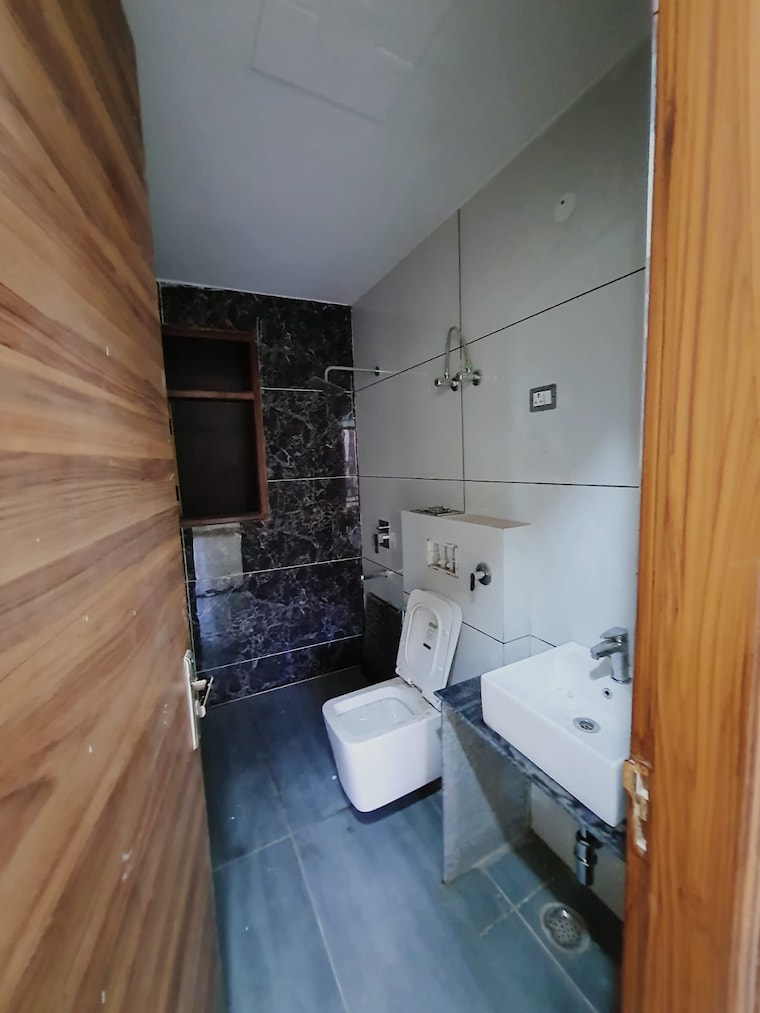 Bathroom, sector 27 3 Bedroom 263 Sq.Yd. Builder Floor In Sector 27 Gurgaon 9462175