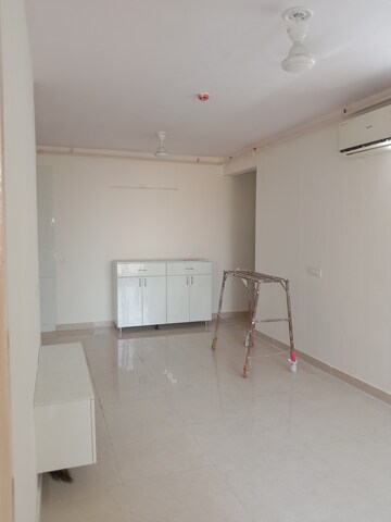 Room in 2 BHK Apartment at Signature Global Prime, Sector 63a – for Rent