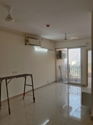 Room in 2 BHK Apartment at Signature Global Prime, Sector 63a – for Rent