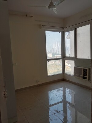 Room in 2 BHK Apartment at Signature Global Prime, Sector 63a – for Rent