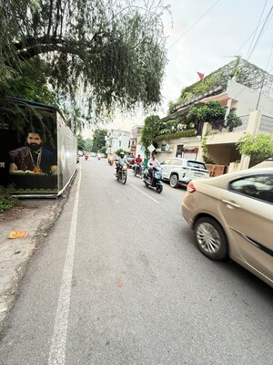 Parking in  Showroom at Gomti Nagar – for Rent