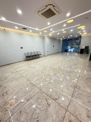 Parking in  Showroom at Gomti Nagar – for Rent