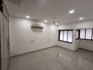 Room in 2.5 BHK Apartment at Khar West – for Rent