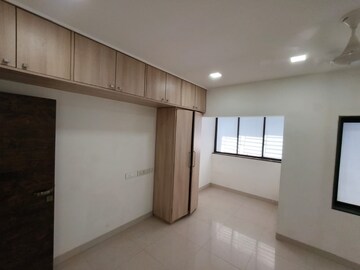 Room in 2.5 BHK Apartment at Khar West – for Rent