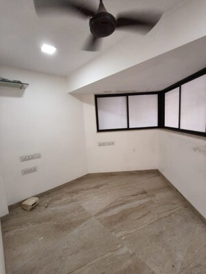 Room in 2.5 BHK Apartment at Khar West – for Rent