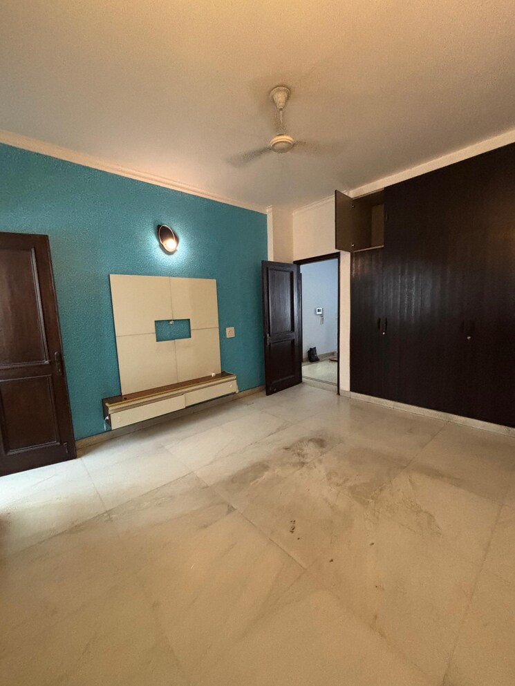 Room, greater kailash part 3 3 Bedroom 217 Sq.Yd. Builder Floor In Greater Kailash Part 3 Delhi 9462445