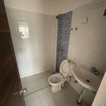 Bathroom in 4 BHK Builder Floor at Sare Springview Floors, Lal Kuan – for Rent