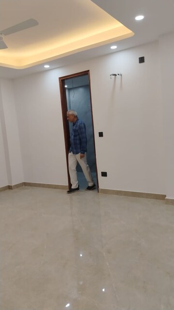 Room in 3 BHK Builder Floor at Saket – for Rent