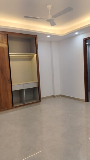 Room in 3 BHK Builder Floor at Saket – for Rent