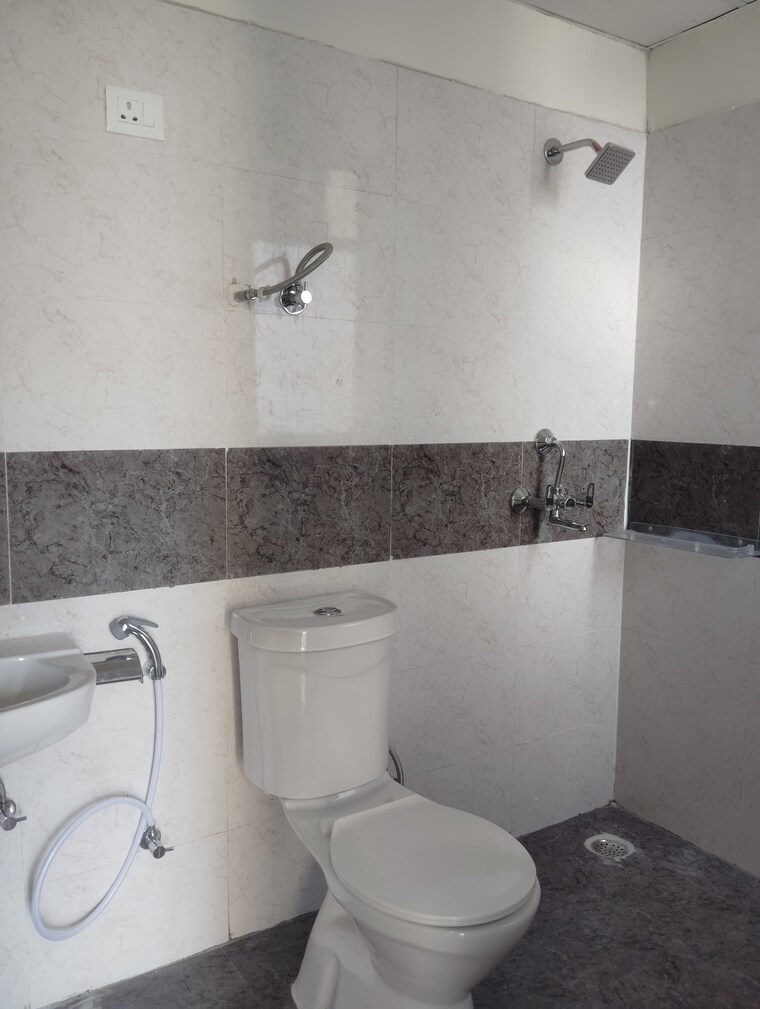 Bathroom, amrapali-silicon-city 1 Bedroom 450 Sq.Ft. Apartment In Sector 76 Noida 9462573