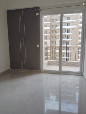 Room in 1 BHK Apartment at Amrapali Silicon City, Sector 76 – for Rent