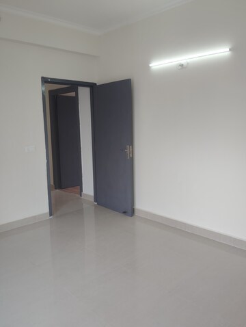 Room in 1 BHK Apartment at Amrapali Silicon City, Sector 76 – for Rent