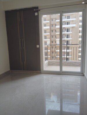 Room in 1 BHK Apartment at Amrapali Silicon City, Sector 76 – for Rent