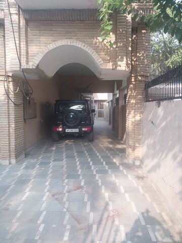 Parking in  Office Space at Aliganj – for Rent