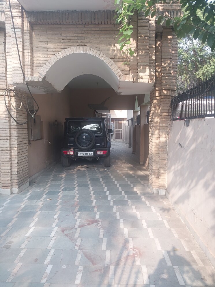  Parking, aliganj Commercial Office Space 3200 Sq.Ft. In Aliganj Lucknow 9462563