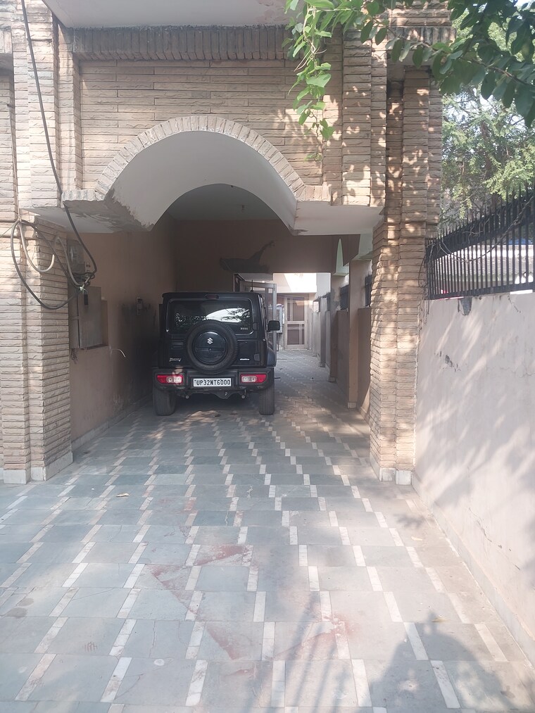  Parking, aliganj Commercial Office Space 3200 Sq.Ft. In Aliganj Lucknow 9462563