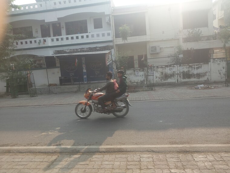  Parking, aliganj Commercial Office Space 3200 Sq.Ft. In Aliganj Lucknow 9462563