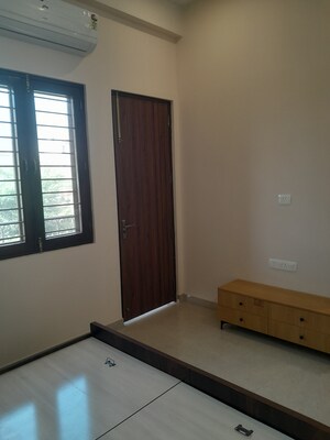 Furnished Amenities in 4 BHK Villa at Narayan Vihar – for Sale
