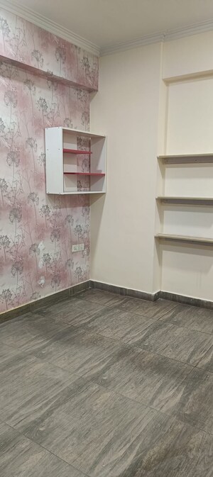 Room in 2 BHK Apartment at Gaur City 6th Avenue, Sector 4 Greater Noida – for Rent