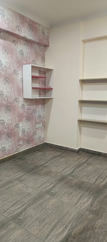 Room in 2 BHK Apartment at Gaur City 6th Avenue, Sector 4 Greater Noida – for Rent