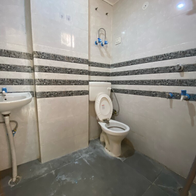 Bathroom, chattarpur 1 Bedroom 550 Sq.Ft. Builder Floor In Chattarpur Delhi 9462666