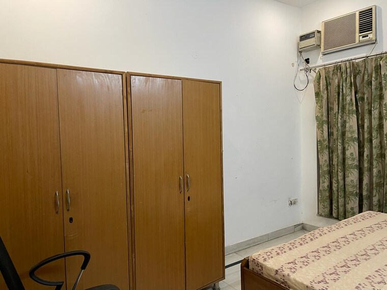 Room, sector 115 2.5 Bedroom 1710 Sq.Ft. Independent House In Sector 115 Noida 9462663