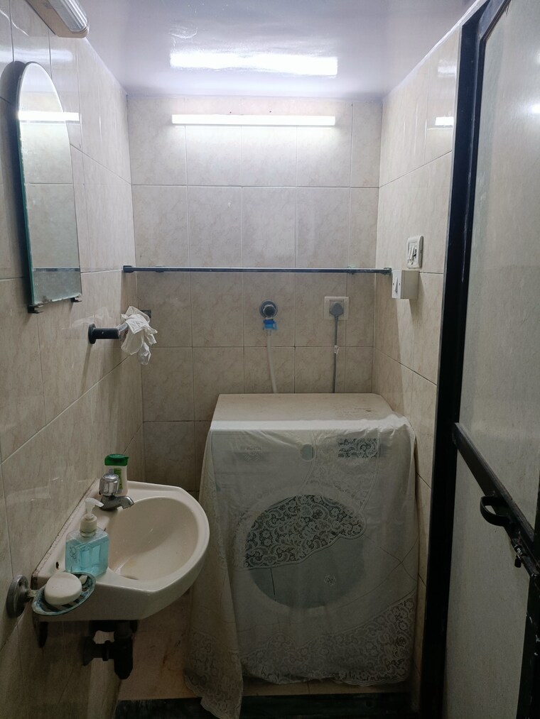Bathroom, versova-denzil-chs 3 Bedroom 1060 Sq.Ft. Apartment In Andheri West Mumbai 9462680