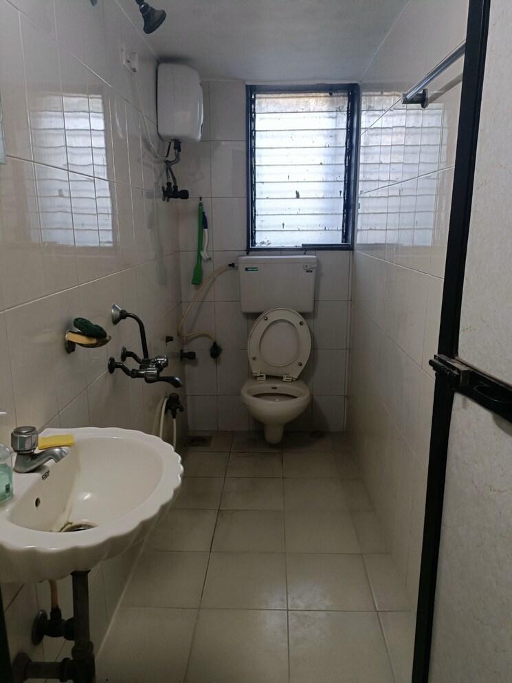 Bathroom, versova-denzil-chs 3 Bedroom 1060 Sq.Ft. Apartment In Andheri West Mumbai 9462680