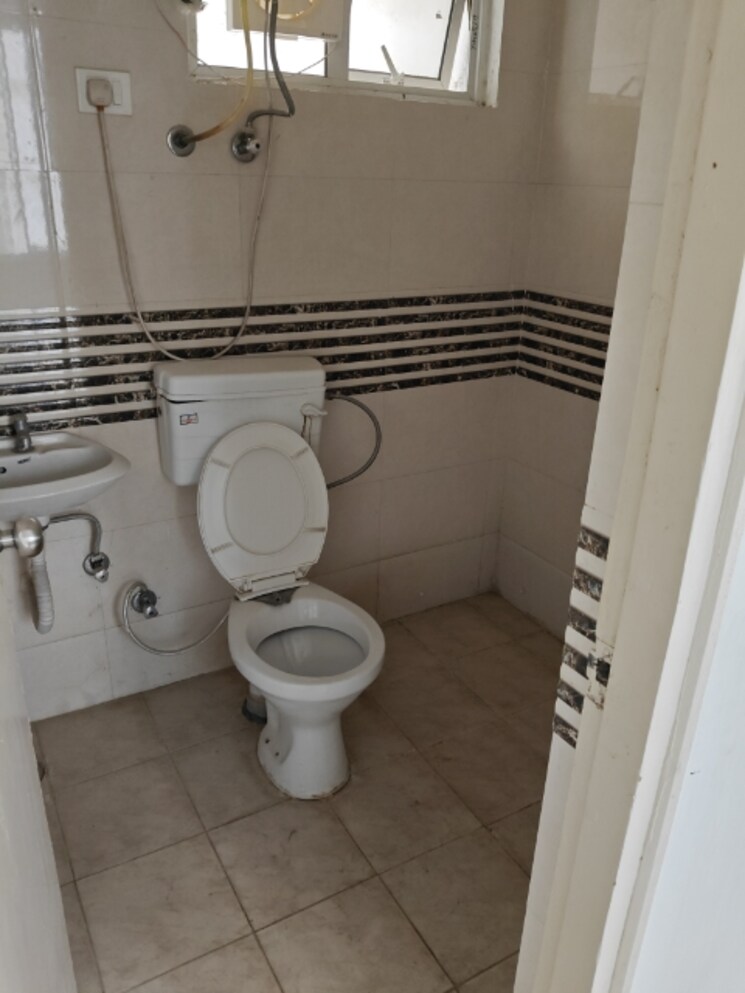 Bathroom, shree-vardhman-green-court 2 Bedroom 626 Sq.Ft. Apartment In Sector 90 Gurgaon 9462782