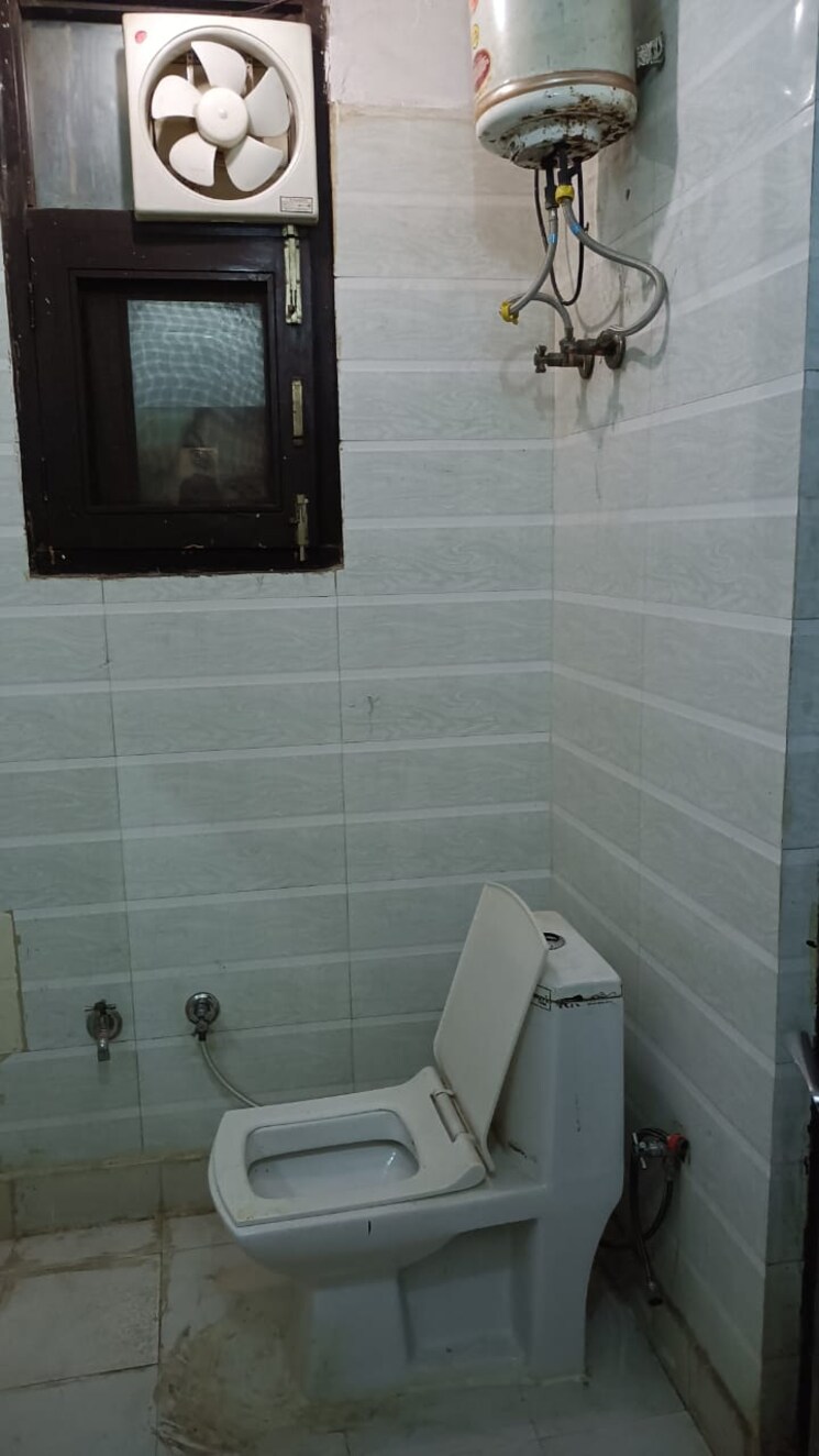 Bathroom, vivek vihar 2 Bedroom 1200 Sq.Ft. Builder Floor In Vivek Vihar Delhi 9462757