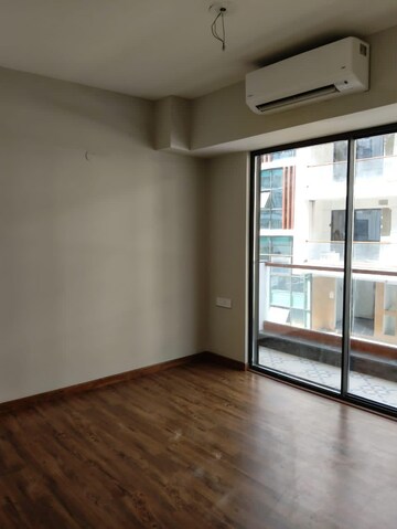Room in 3 BHK Apartment at Signature Global City 63A, Sector 63a – for Rent