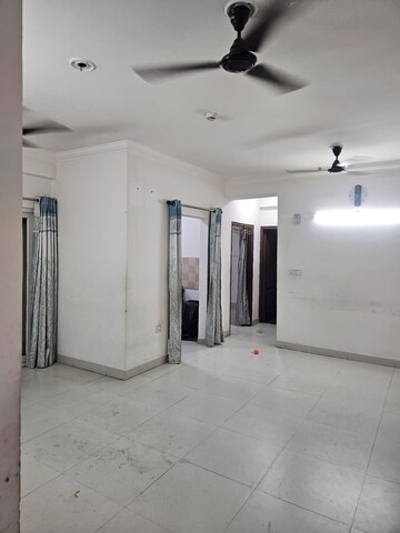 Room in 3 BHK Apartment at Trident Embassy, Sector 1 Greater Noida – for Rent