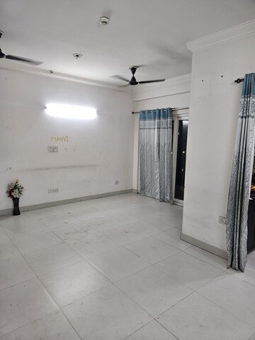 Room in 3 BHK Apartment at Trident Embassy, Sector 1 Greater Noida – for Rent