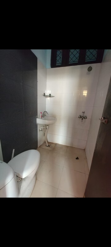 Bathroom in 2 BHK Builder Floor at Vaishali Media Apartment, Vaishali Sector 5 – for Rent