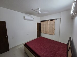 Room in 3 BHK Apartment at Vishwanath Maher Homes 4, Shela – for Rent