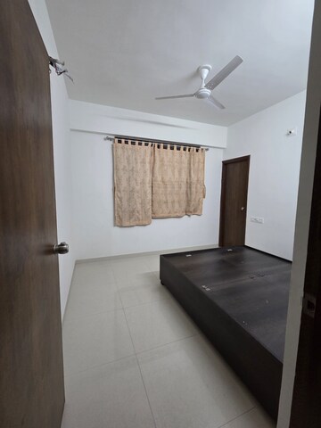 Room in 3 BHK Apartment at Vishwanath Maher Homes 4, Shela – for Rent