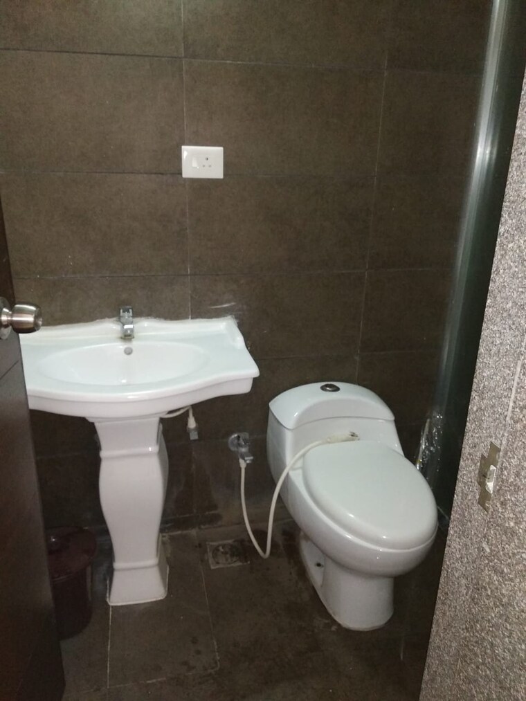 Bathroom, rachana-my-world 2 Bedroom 1000 Sq.Ft. Apartment In Baner Pune 9462878